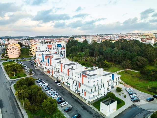 Keuken; keukenapparatuur, houten vloer, natuurlijk licht, moderne stijl