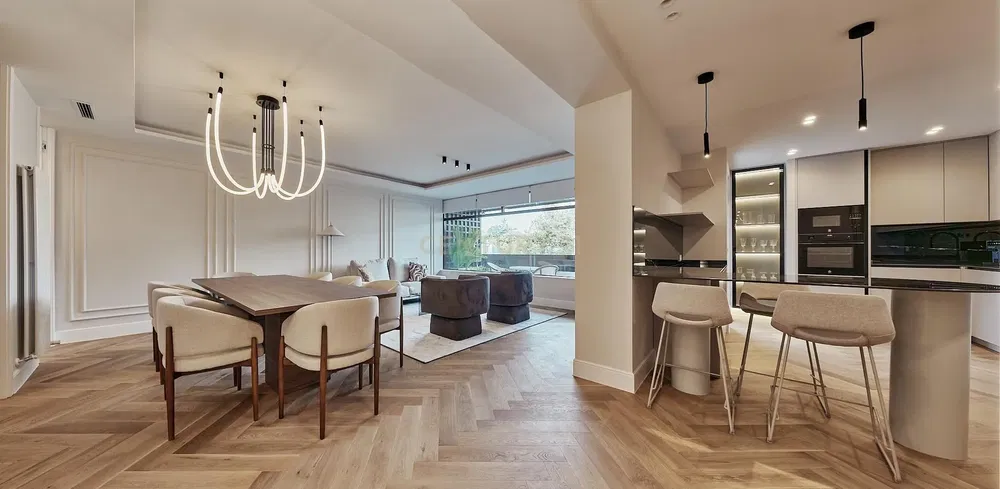 Küche; küchengeräte, holzboden, tageslicht, moderner stil