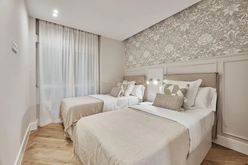 Küche; küchengeräte, holzboden, tageslicht, moderner stil