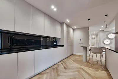 Küche; küchengeräte, holzboden, tageslicht, moderner stil