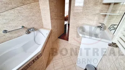 Salon; podłoga drewniana, światło dzienne, styl nowoczesny