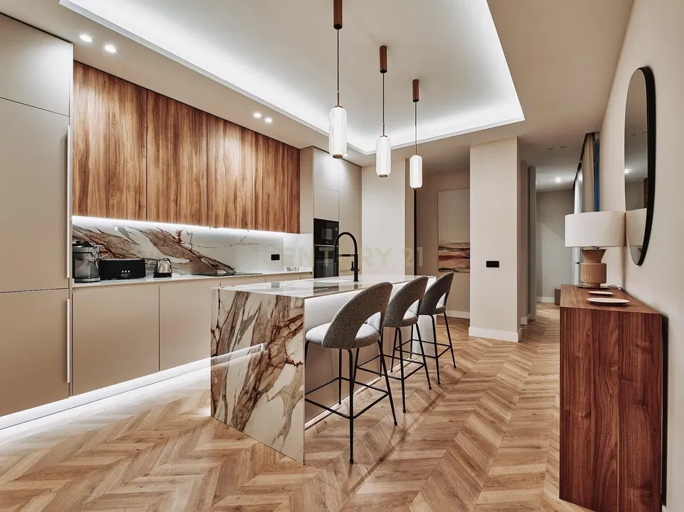 Küche; küchengeräte, holzboden, tageslicht, moderner stil