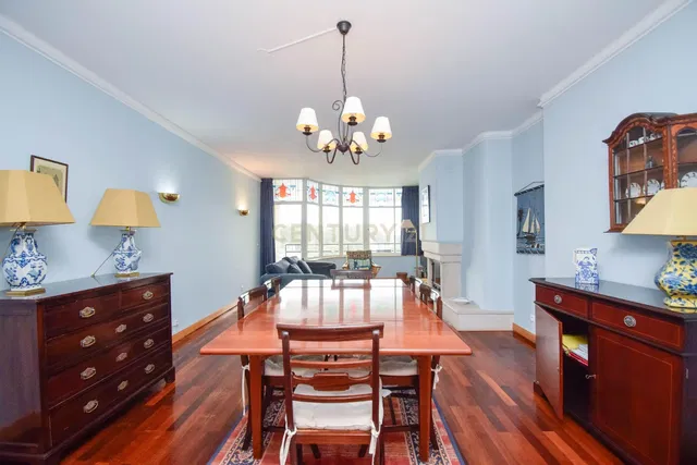 Cozinha; eletrodomésticos, chão de madeira, luz natural, estilo moderno