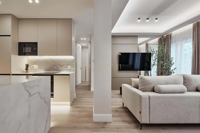 Küche; küchengeräte, holzboden, tageslicht, moderner stil