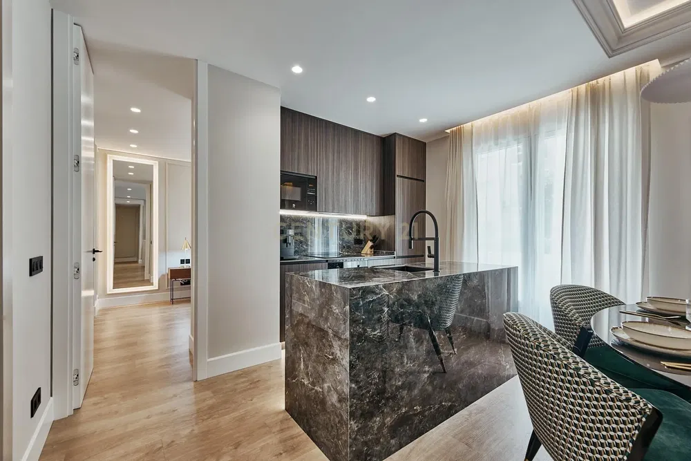 Cucina; elettrodomestici, pavimento in legno, luce naturale, stile moderno