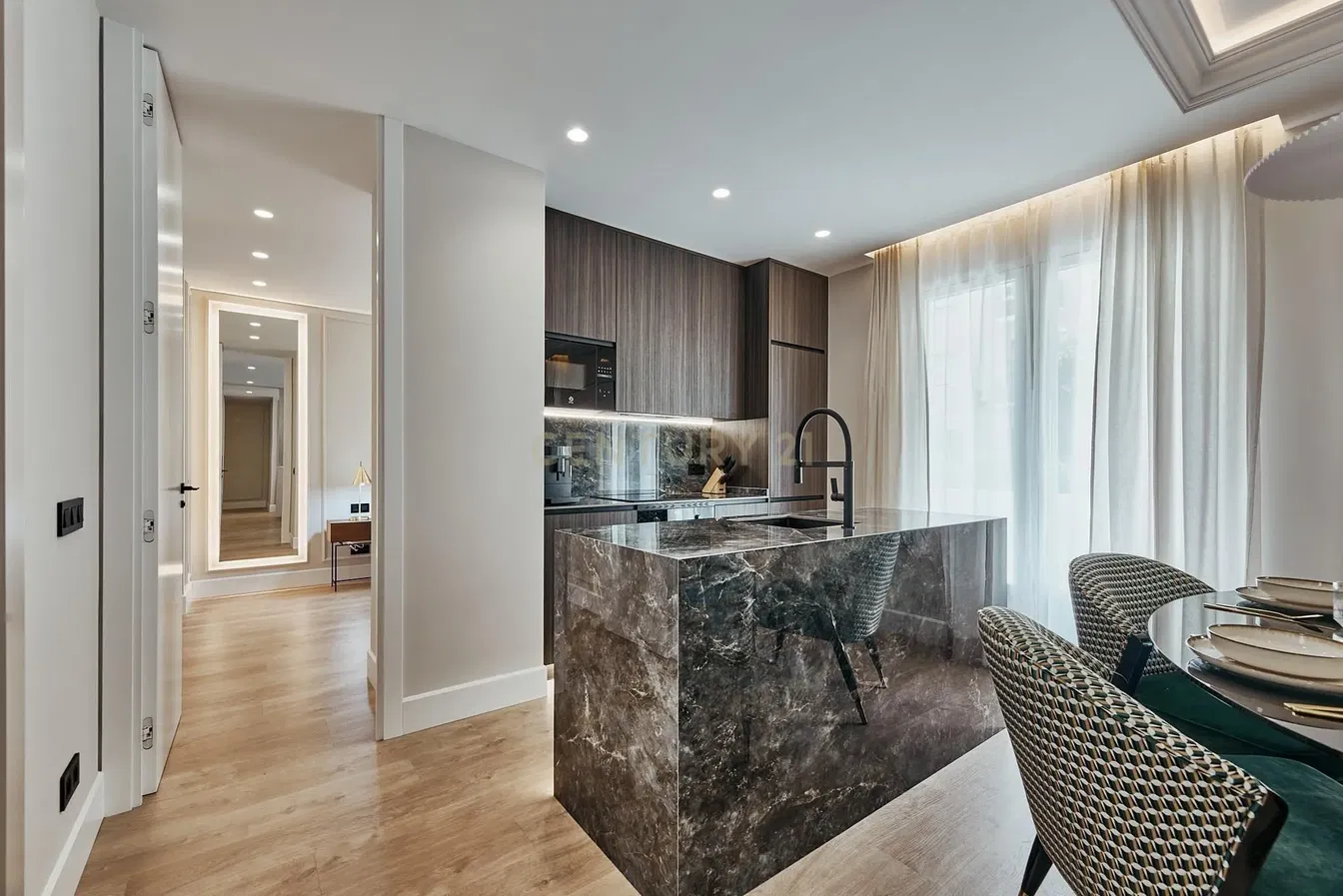 Cucina; elettrodomestici, pavimento in legno, luce naturale, stile moderno