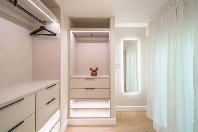 Дневна соба; дрвени под, природно светло, модерни стил