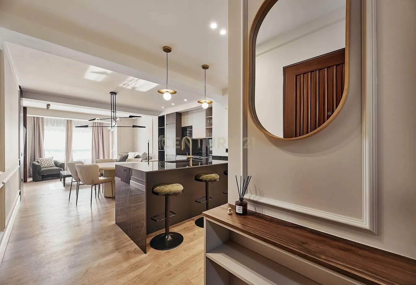 Кухиња; кухињски апарати, дрвени под, природно светло, модерни стил