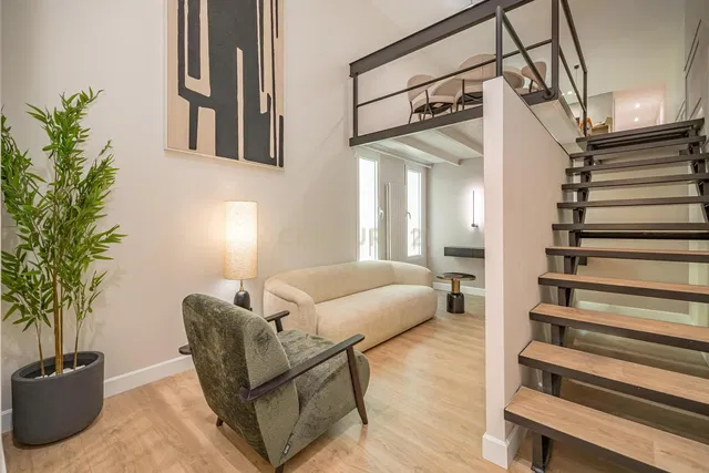 Кухиња; кухињски апарати, дрвени под, природно светло, модерни стил