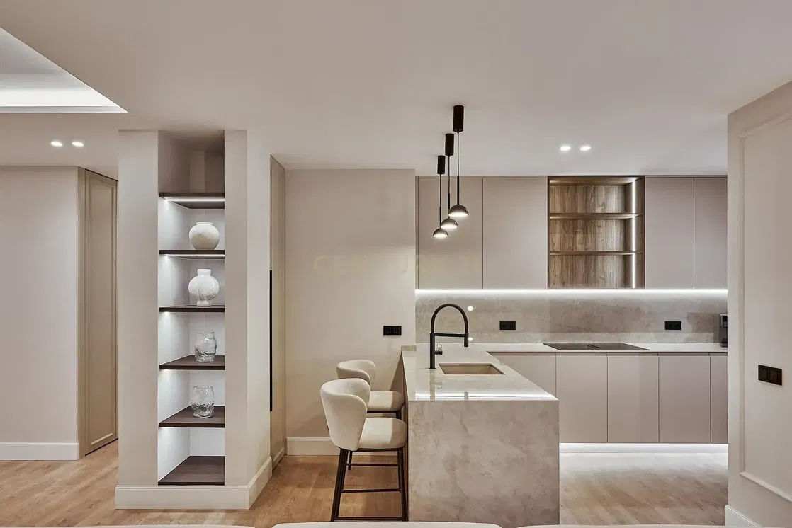 Küche; küchengeräte, holzboden, tageslicht, moderner stil