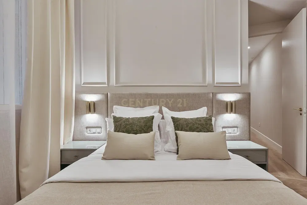 Küche; küchengeräte, holzboden, tageslicht, moderner stil