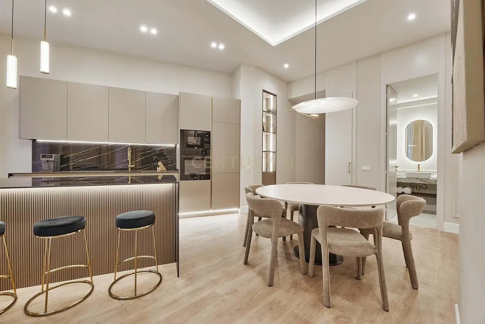 Küche; küchengeräte, holzboden, tageslicht, moderner stil