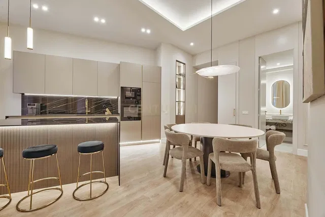 Küche; küchengeräte, holzboden, tageslicht, moderner stil