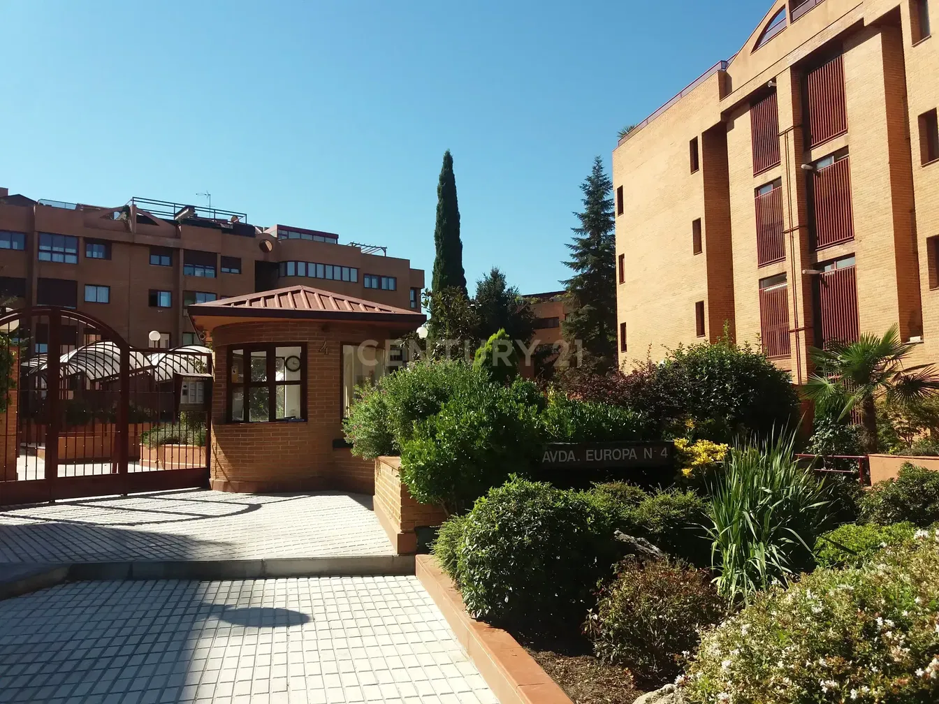 Cuisine; électroménager, parquet, lumière naturelle, style moderne