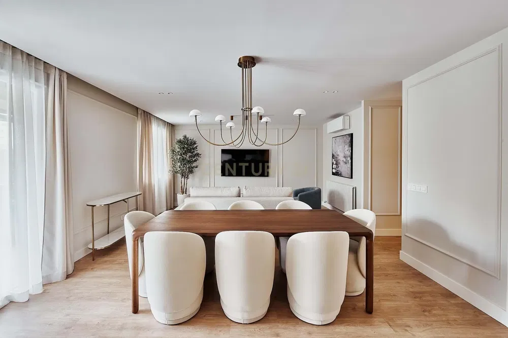 Küche; küchengeräte, holzboden, tageslicht, moderner stil