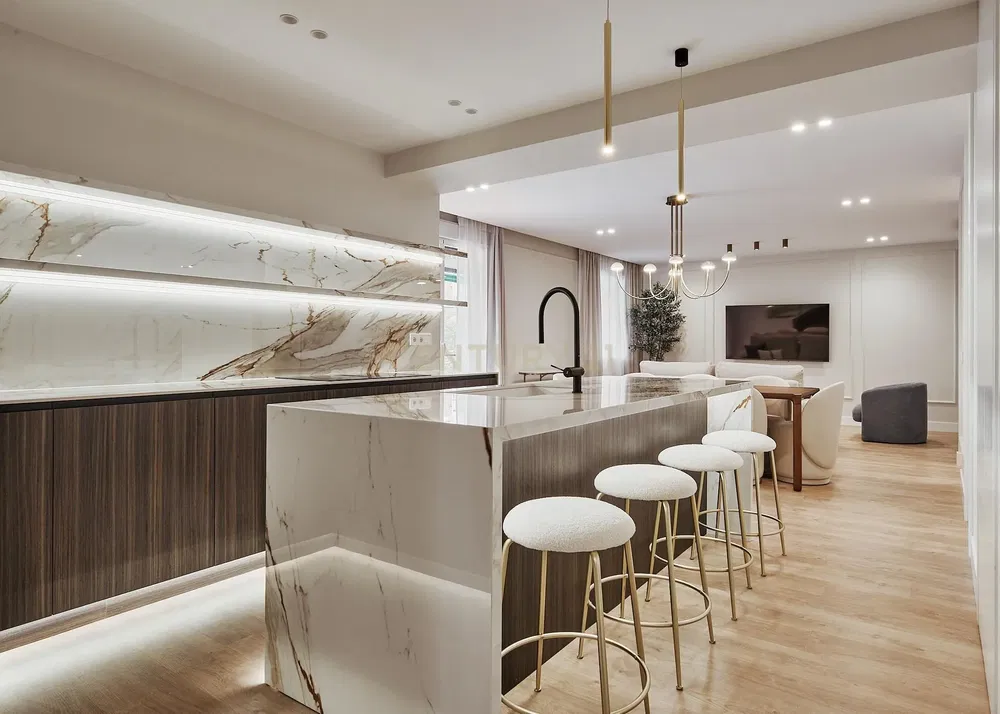 Küche; küchengeräte, holzboden, tageslicht, moderner stil