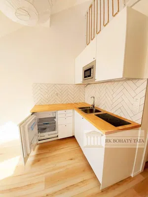 Oturma odası; doğal ışık, ahşap zemin, modern stil