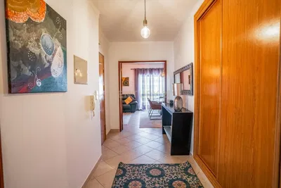 Wohnzimmer; holzboden, tageslicht, moderner stil