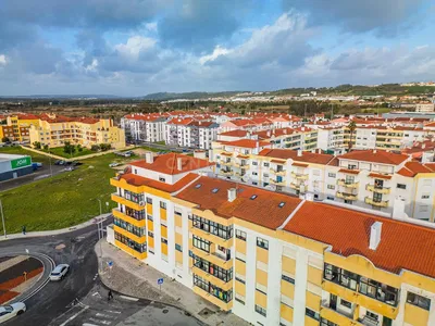 Küche; küchengeräte, holzboden, tageslicht, moderner stil