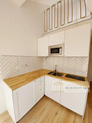 Mutfak; mutfak aletleri, ahşap zemin, doğal ışık, modern stil