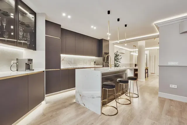 Кухиња; кухињски апарати, дрвени под, природно светло, модерни стил