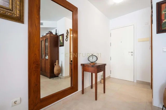 Woonkamer; houten vloer, natuurlijk licht, moderne stijl