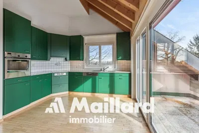 Soggiorno; pavimento in legno, luce naturale, stile moderno