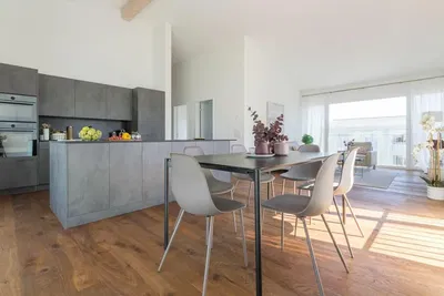 Cucina; elettrodomestici, pavimento in legno, luce naturale, stile moderno