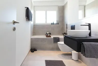 Soggiorno; pavimento in legno, luce naturale, stile moderno