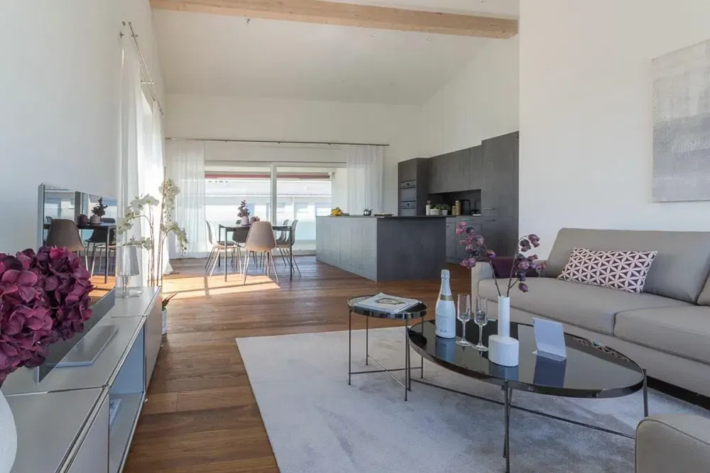 Cucina; elettrodomestici, pavimento in legno, luce naturale, stile moderno