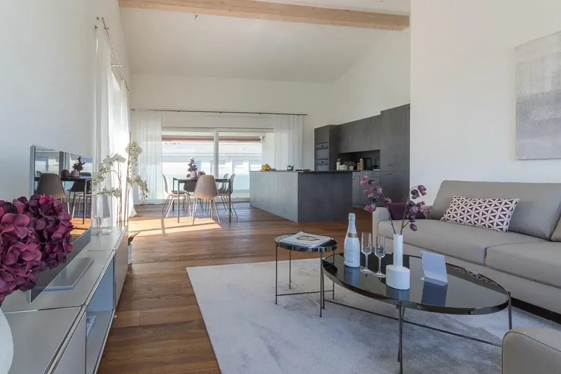 Cucina; elettrodomestici, pavimento in legno, luce naturale, stile moderno