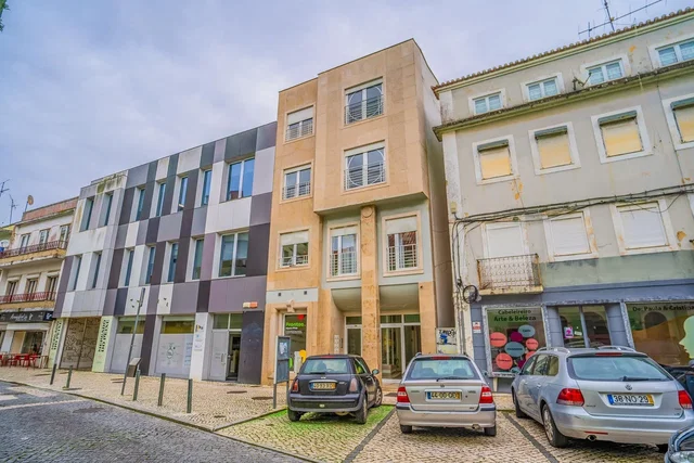 Keuken; keukenapparatuur, houten vloer, natuurlijk licht, moderne stijl