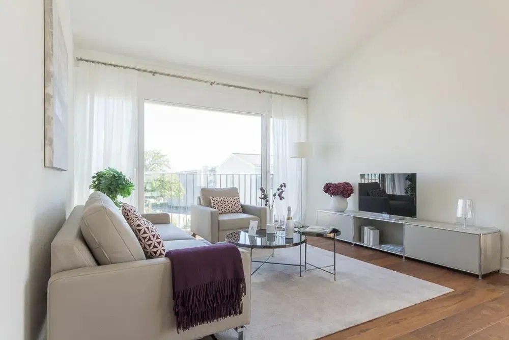 Soggiorno; pavimento in legno, luce naturale, stile moderno