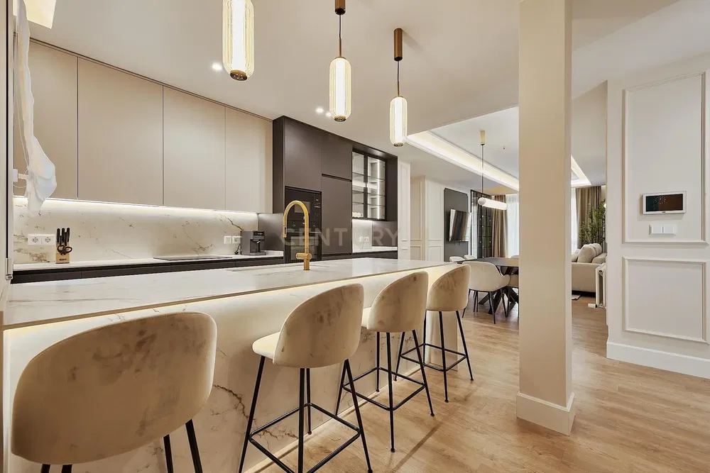 Küche; küchengeräte, holzboden, tageslicht, moderner stil