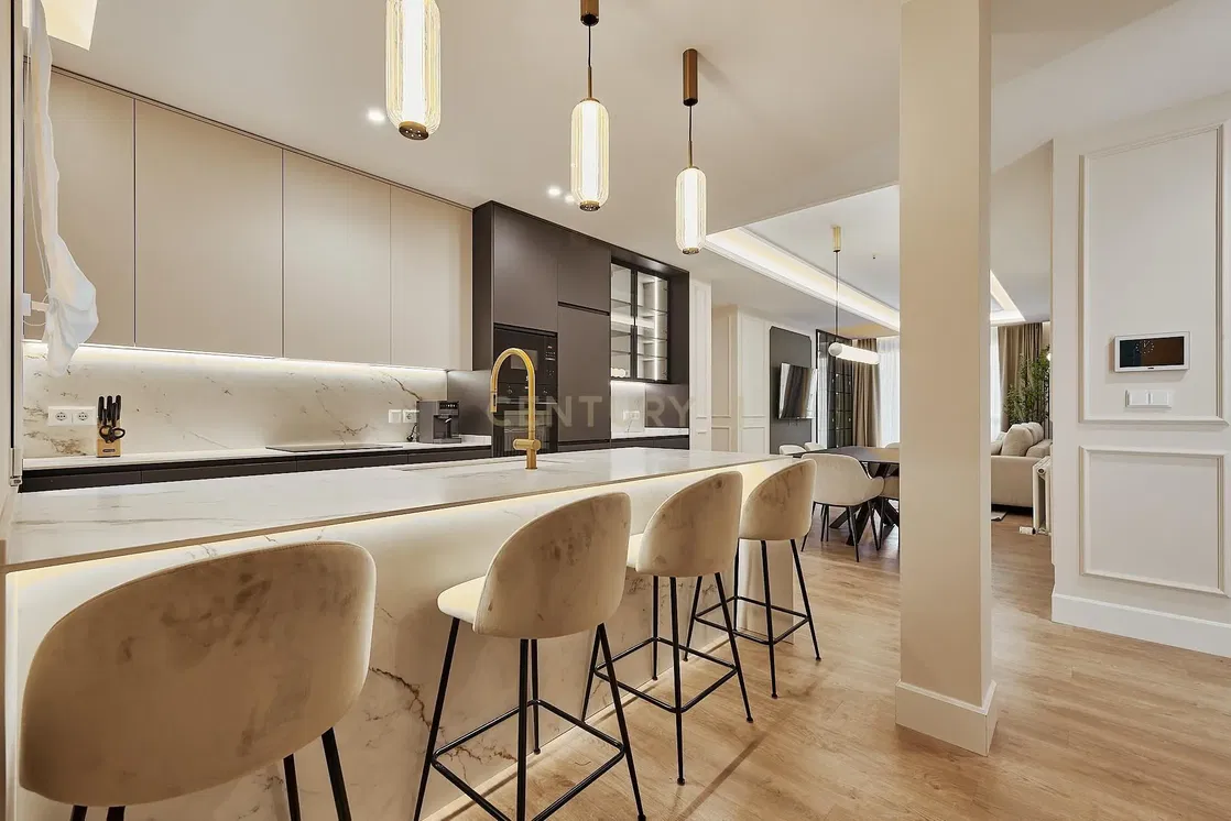 Küche; küchengeräte, holzboden, tageslicht, moderner stil