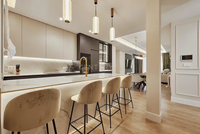 Кухиња; кухињски апарати, дрвени под, природно светло, модерни стил