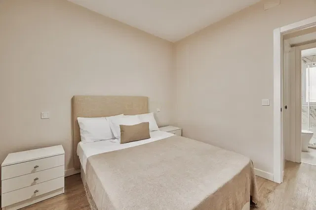 Дневна соба; дрвени под, природно светло, модерни стил