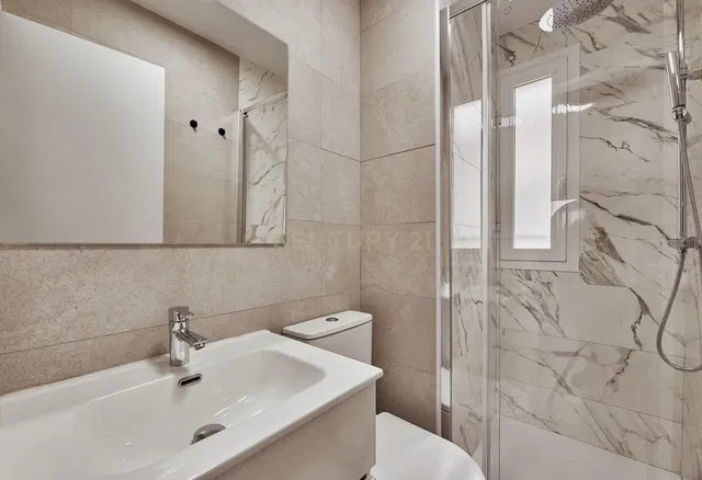 Küche; küchengeräte, holzboden, tageslicht, moderner stil