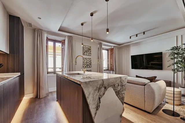 Cucina; elettrodomestici, pavimento in legno, luce naturale, stile moderno