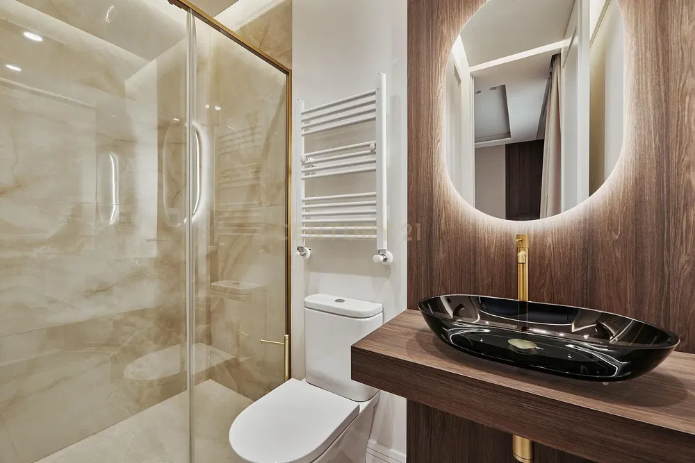 Küche; küchengeräte, holzboden, tageslicht, moderner stil