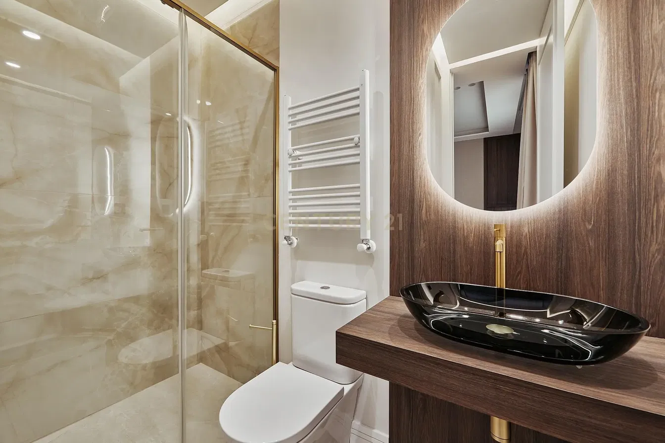 Küche; küchengeräte, holzboden, tageslicht, moderner stil