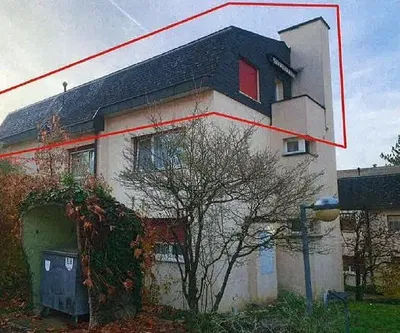 Kuhinja; kućanski aparati, drveni pod, prirodna svjetlost, moderan stil