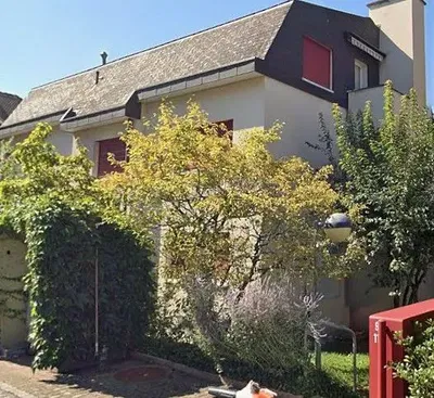 Kuhinja; kućanski aparati, drveni pod, prirodna svjetlost, moderan stil