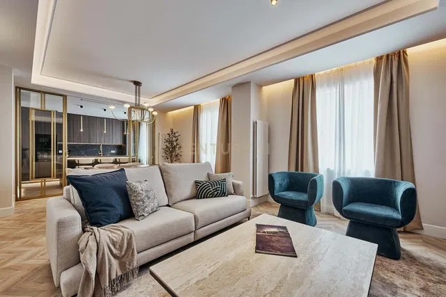 Küche; küchengeräte, holzboden, tageslicht, moderner stil