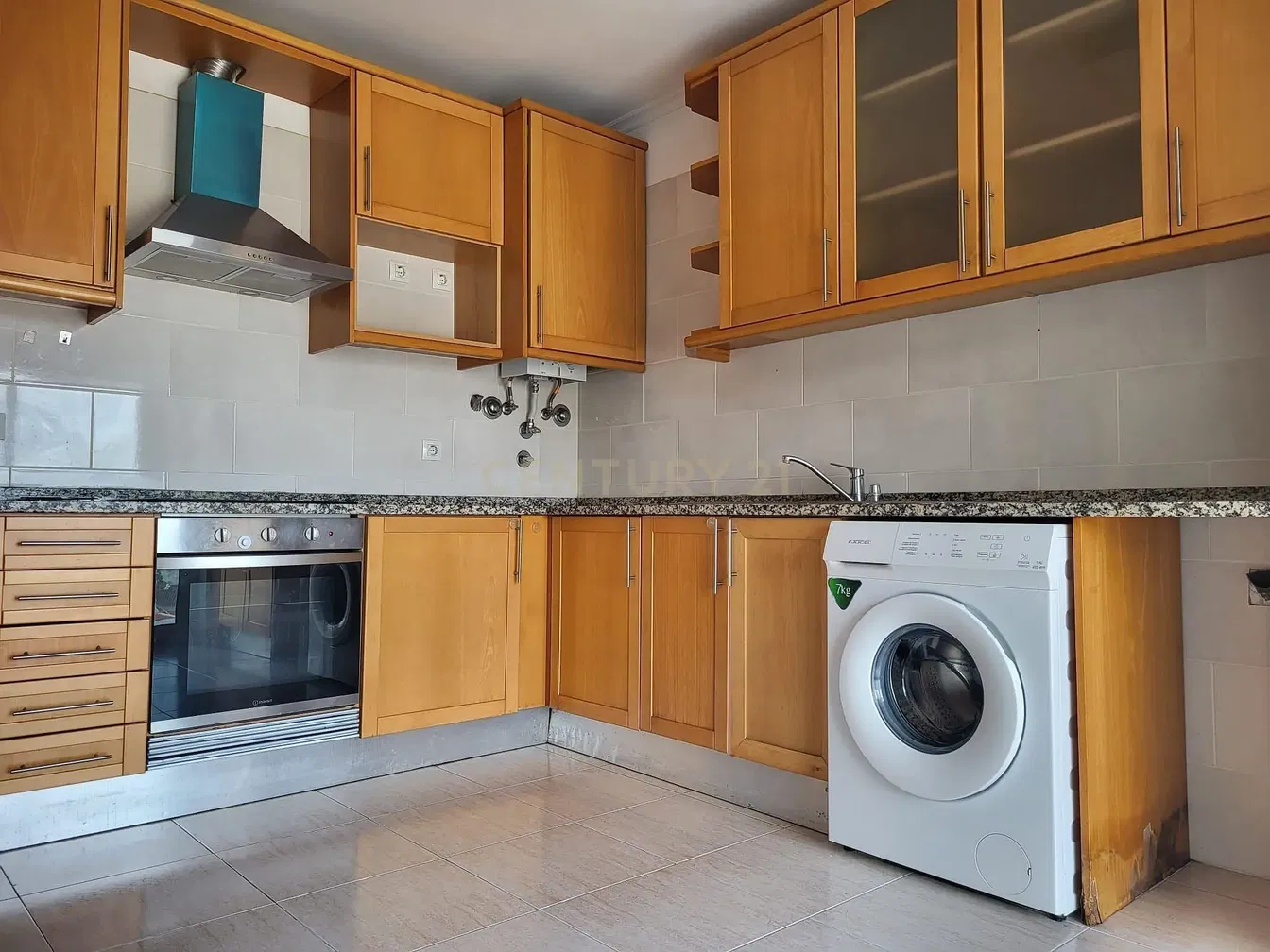 Küche; küchengeräte, holzboden, tageslicht, moderner stil