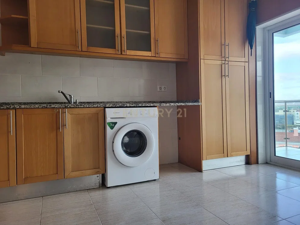 مطبخ; أجهزة المطبخ, أرضية خشبية, ضوء طبيعي, أسلوب عصري