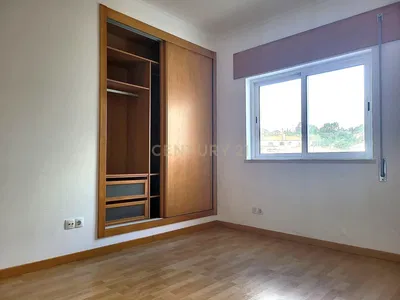 Küche; küchengeräte, holzboden, tageslicht, moderner stil