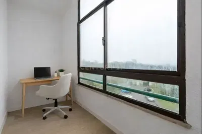 Cocina; electrodomésticos, suelo de madera, luz natural, estilo moderno