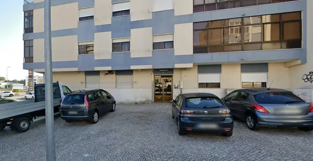 Cocina; electrodomésticos, suelo de madera, luz natural, estilo moderno