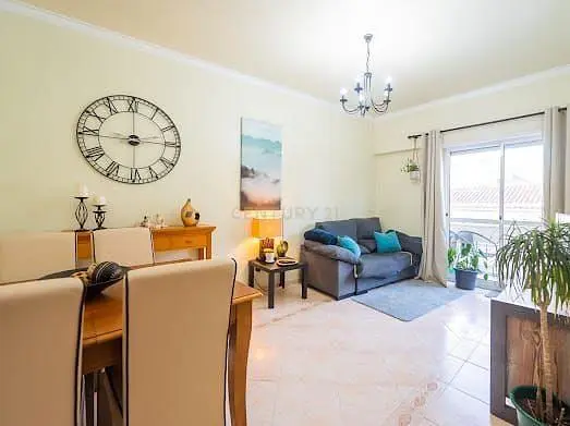 Salón; suelo de madera, luz natural, estilo moderno